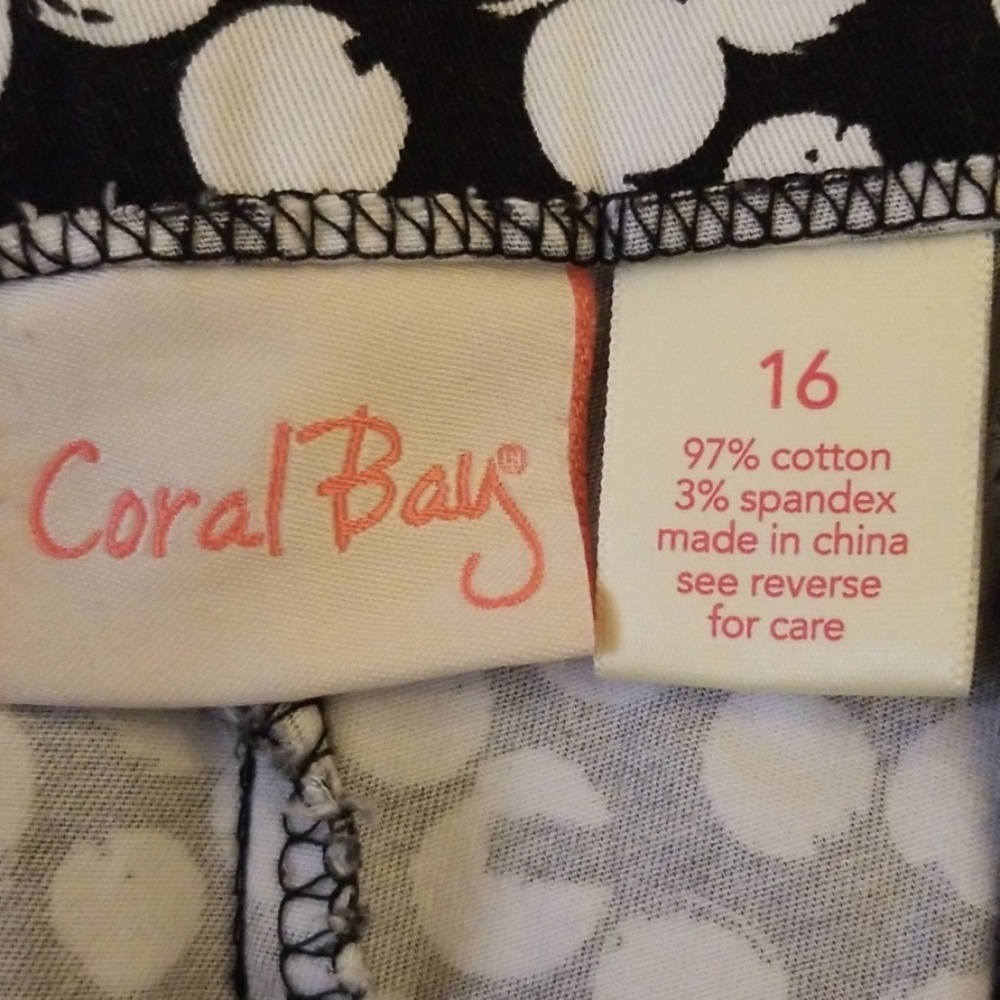 Blk/Wht Capris - Picture 4 of 4